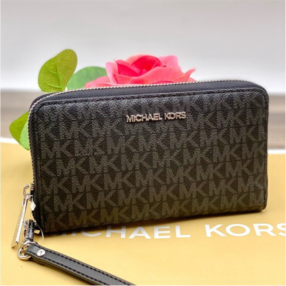 Michael Kors Jet Set Travel Wallet
Phone Case - Picture 1 of 9